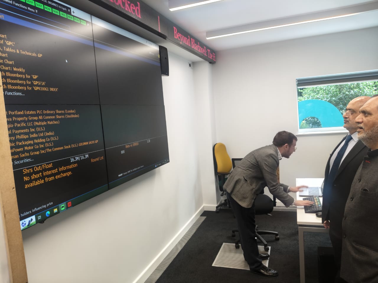 🌍✨ A Glorious AKI Global Moment in London! ✨🌍